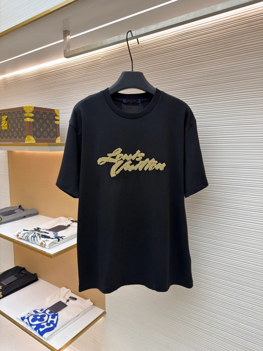 LOUIS VUITTON Raffia letter embroidered short sleeves ●Authentic product: Purchased and developed for 10399 ●Item number: 1680197-X95 ●Material: plain weave high-quality cotton ●Technology: double yarn tensioner thread ●Version: fitted version ●Weight: about 290 grams ●Size: S-M-L-XL ●Description: Clever use of iconic elements like raffia to add a touch of handcrafted flavor to the classic silhouette. Decorated with Louis Vuitton embroidery on the chest and Marque 1.Vuitton Dé 💰osée label on the back. The overall wiring is straight and delicate, the fabric is comfortable and soft, and the color is consistent without color difference. It can be matched with the same style to create a fashionable look and control various occasions. Customized accessories, complete with three standards, same style for men and women!
